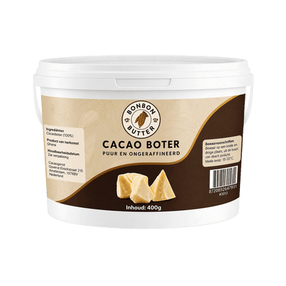 100% Pure Cacaoboter (Ongeraffineerd) in een wit emmertje met beige en bruin etiket, naast cacaoboterblokjes