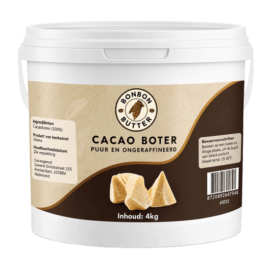 100% Pure Cacaoboter (Ongeraffineerd) in een wit emmer met bruin-beige etiket van bonbonbutter, naast cacaoboterblokjes