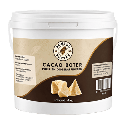 100% Pure Cacaoboter (Ongeraffineerd) in een wit emmer met bruin-beige etiket van bonbonbutter, naast cacaoboterblokjes