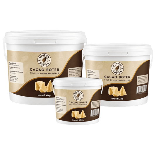 100% Pure Cacaoboter (Ongeraffineerd) in drie emmers van 400g, 2kg en 4kg met bruine en beige etiketten van bonbonbutter
